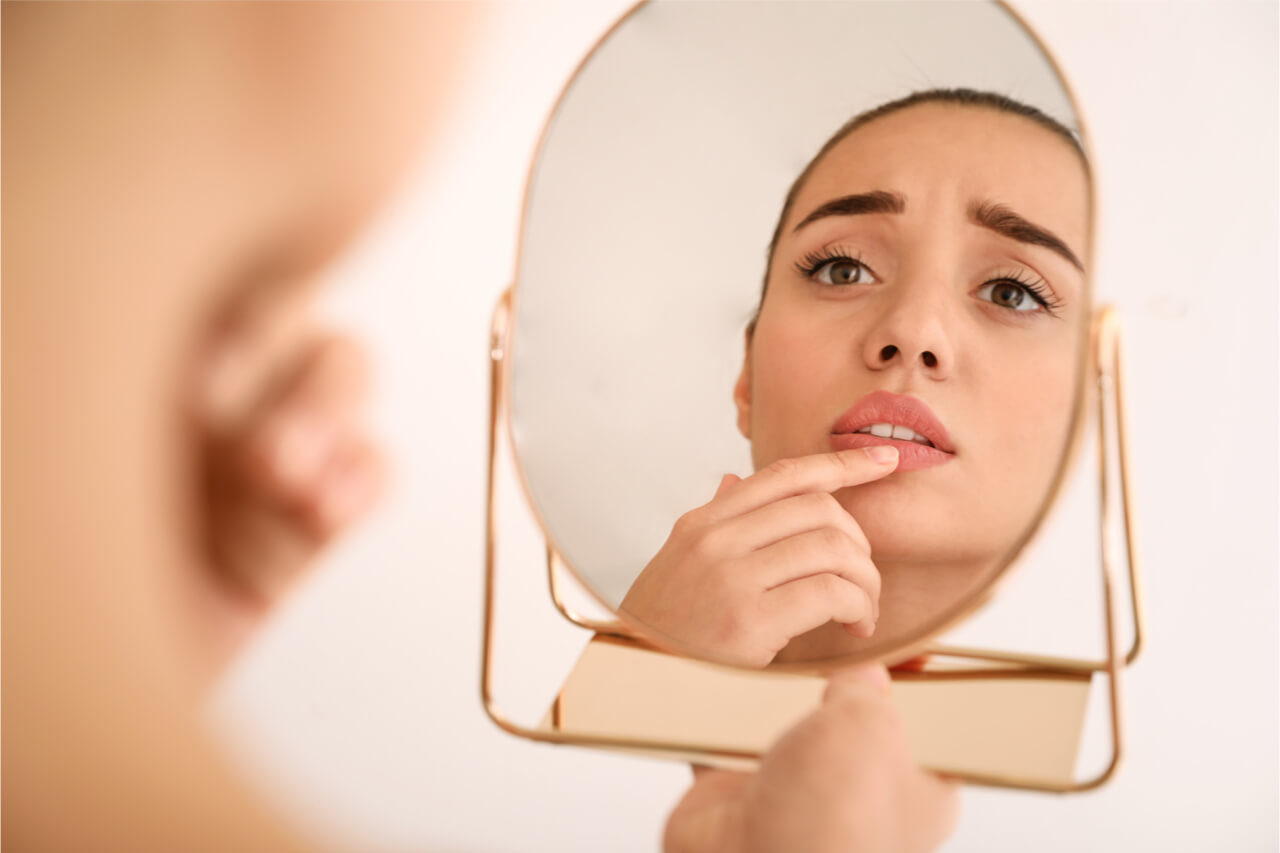 image of a woman in mirror who suffering from dry mouth